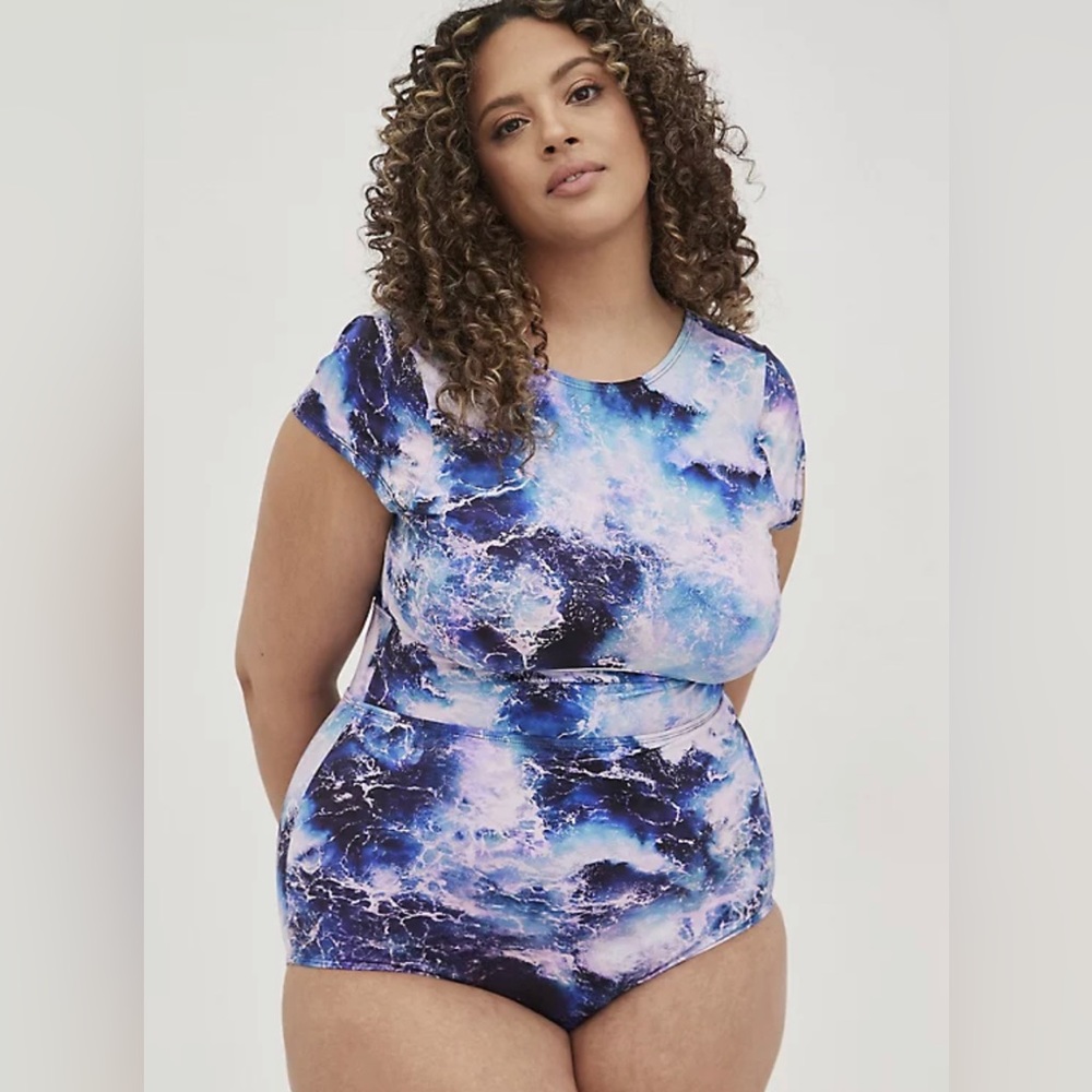NWT ACTIVE WIRELESS SCOOP BACK ONE PIECE SWIMSUIT 👙